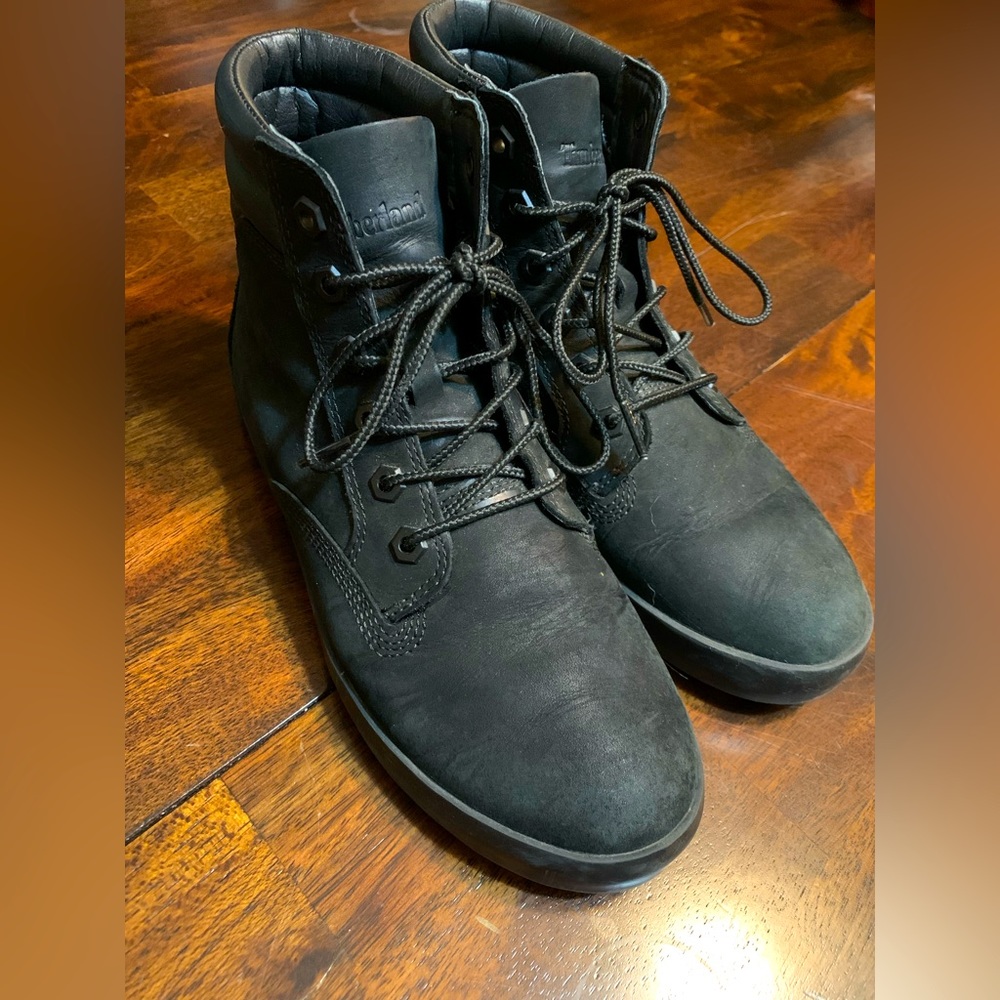 Black lace up Timberlands with ortholite insoles size 7 1/2 excellent condition